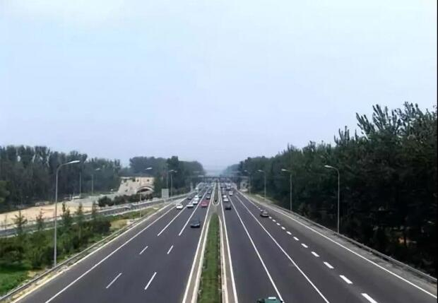 間斷性踩油門(mén)的操作，能讓我們?cè)谛旭倳r(shí)省油嗎？