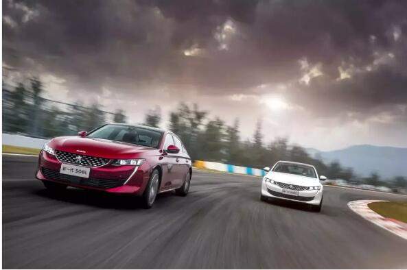 路面是黃虛線時(shí) 超車要注意什么！